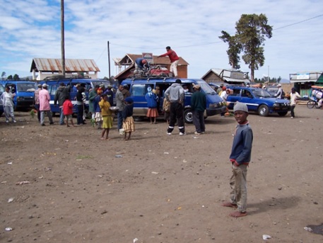 Gare des Taxis Brousse. Antsirabe juillet 2006. Photo Patrick Lemarié. La force d'un réseau fiable et éthique. Rotary Club International.